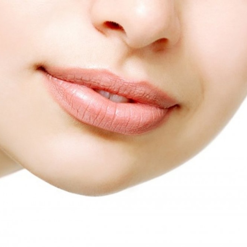 طبقي خلطة الليمون وزيت اللوز الحلو لتحصلي على شفايف وردية