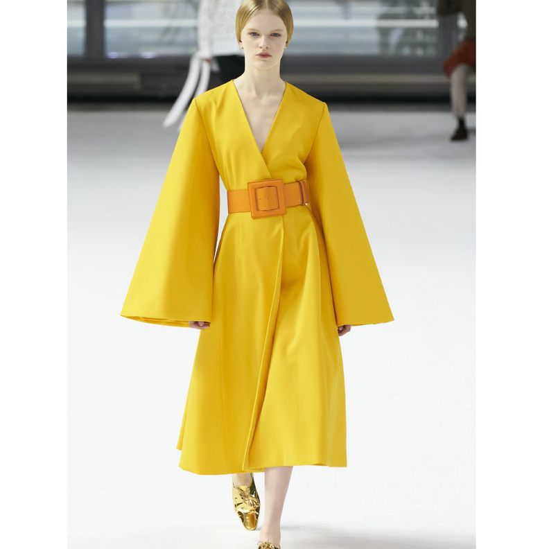 ازياء عصرية باللون الاصفر الليموني من دار Carolina Herrera