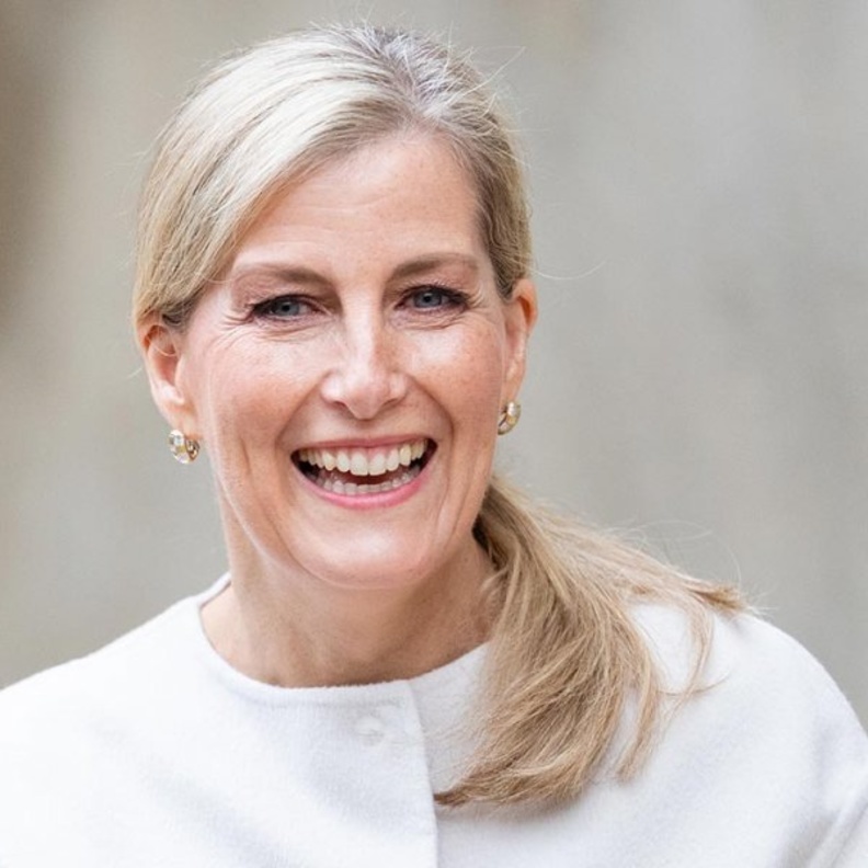 كونتيسة وسكس تفاجئ إحدى معجباتها ببادرة رائعة بمناسبة عيد ميلادها المئة