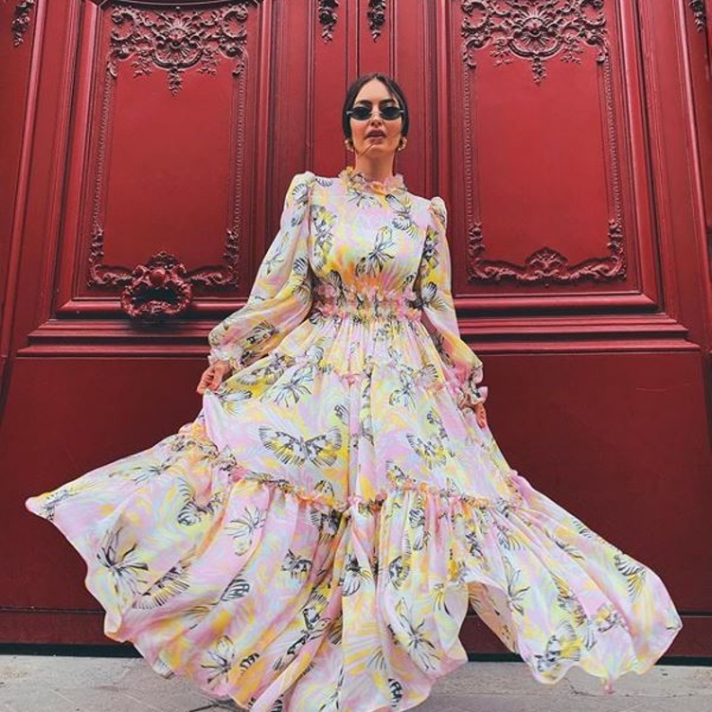 إطلالة ساحرة من تصميم Ralph and Russo بفستان مزيّن بالنقشات