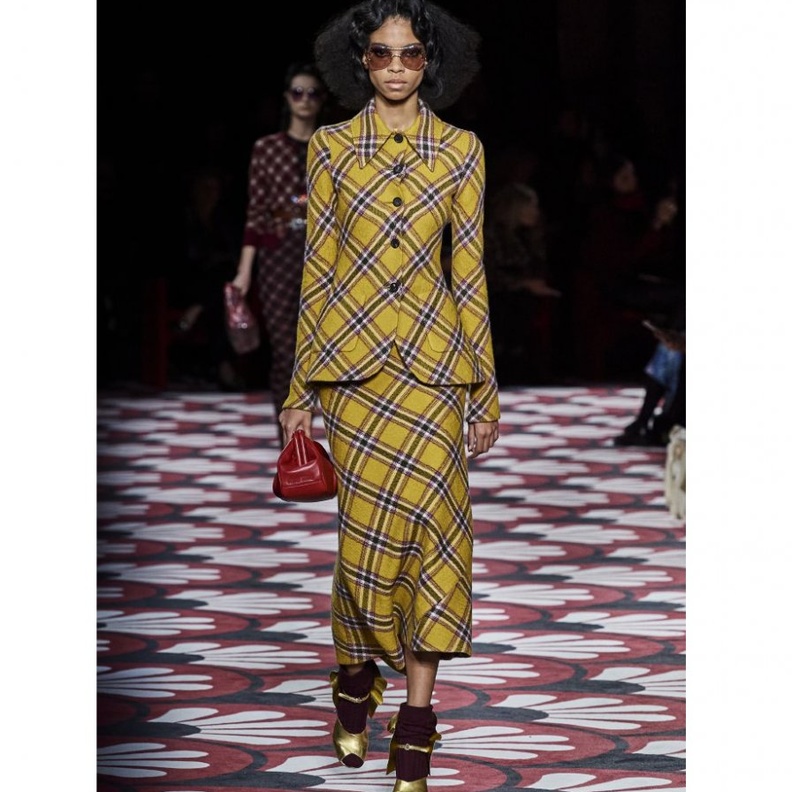 تنانير الكاروه الواسعة لاطلالات شتاء 2021من وحي دار Miu Miu