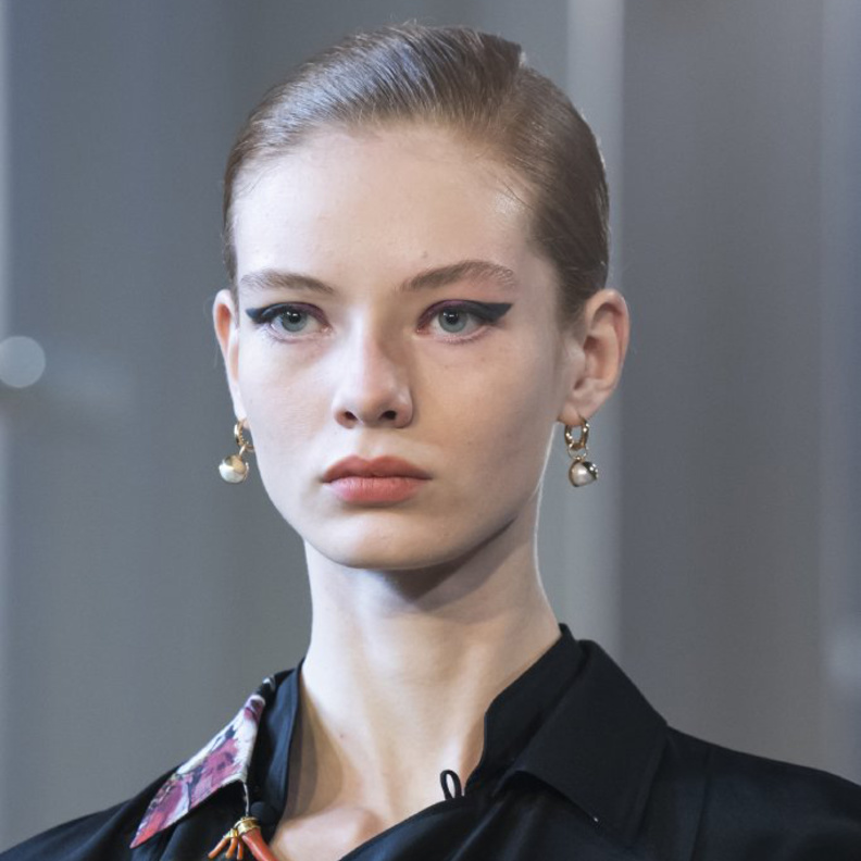  مكياج سموكي بلوني آيشادو من وحي دار Altuzarra