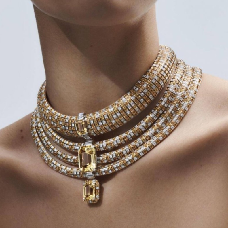 عقد من الياقوت الأصفر وعقيق سبيسارتيت من لويس فيتون مجموعة  Stellar Times 