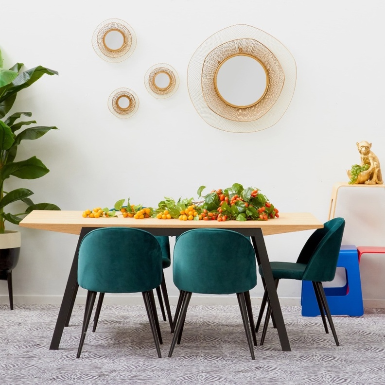 المخمل بلونه الزيتي الأنيق في تصميم كراسي غرفة الطعام