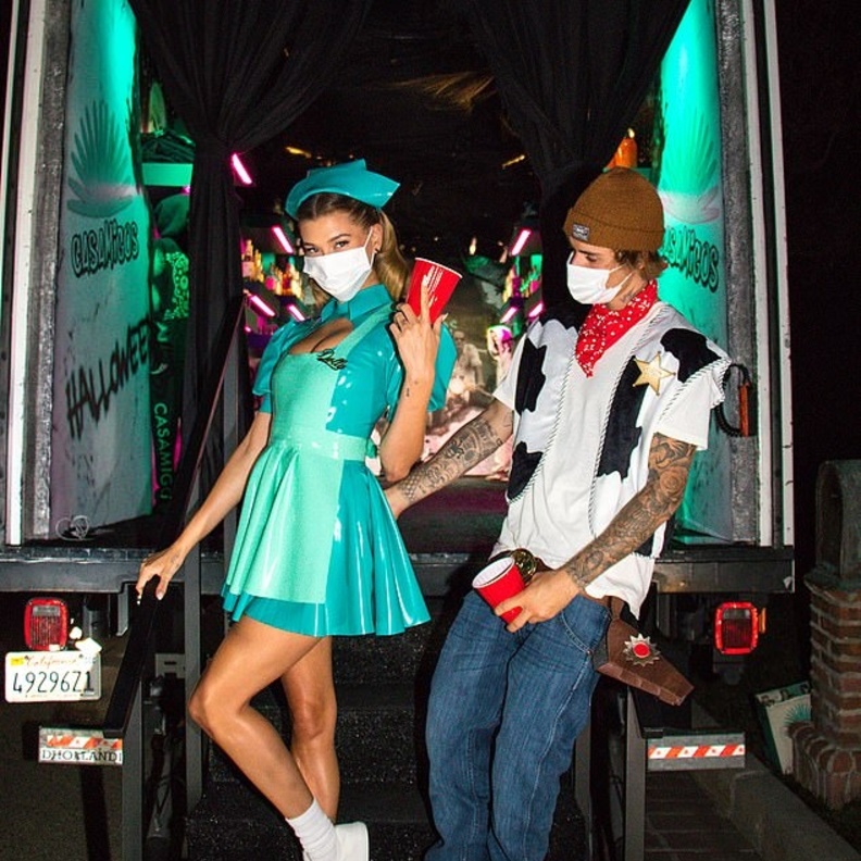 جاستن بيبر و هيلي بيبر في احتفالات الهالوين