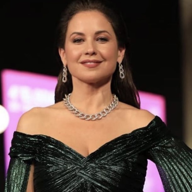 مكياج عصري يناسب فستان باللون الزيتي من وحي ريا أبي راشد