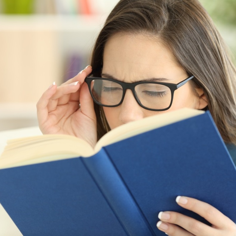صعوبة التركيز على الاشياء القريبة من علامات طول النظر الشيخوخي
