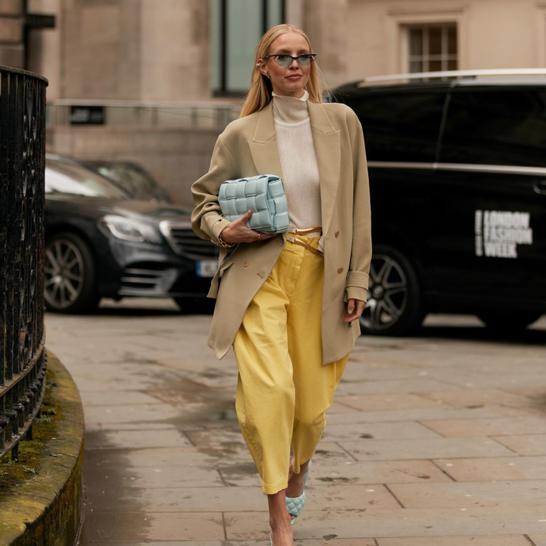 نسقي البنطلون الواسع الاصفر مع الألوان الحيادية