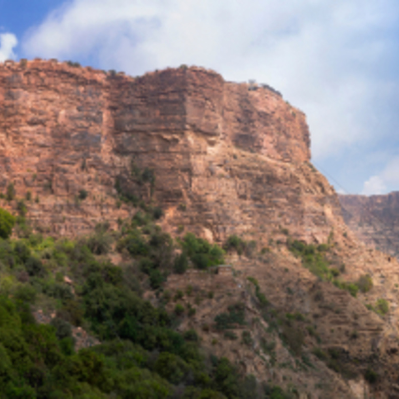 جبال شاهقة يكسوها اللون الأخضر في مشهد بديع 