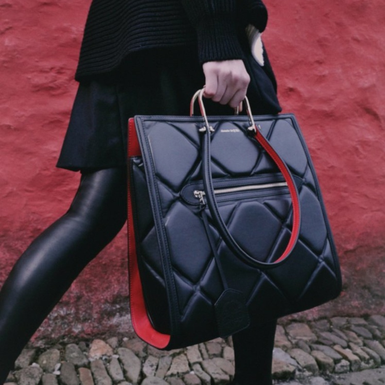 حقيبة "The Tall Story" من Alexander McQueen 