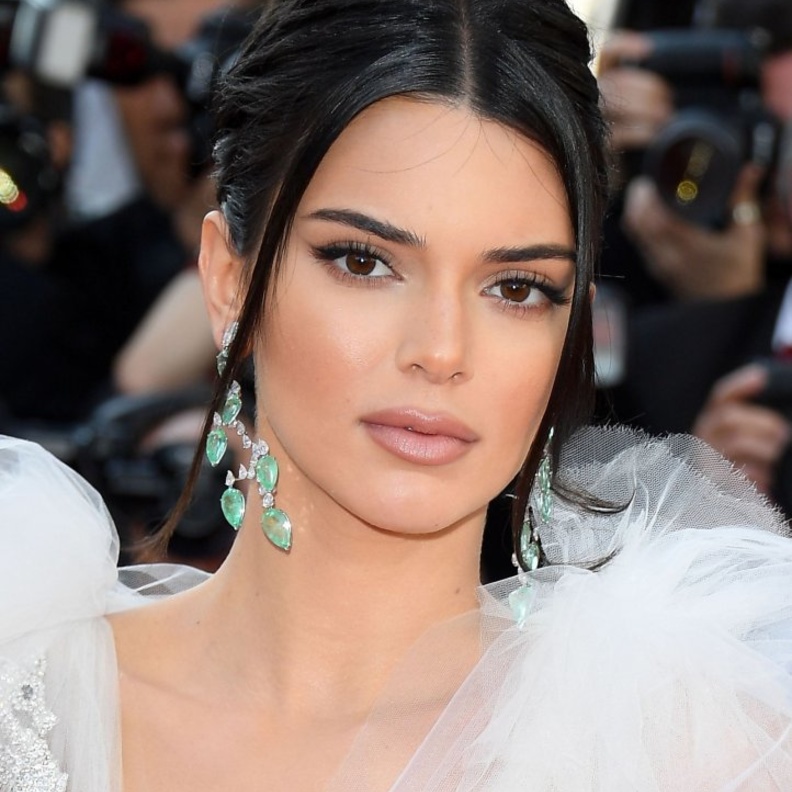  أروع إطلالات كيندال جينر الجمالية على الإطلاق