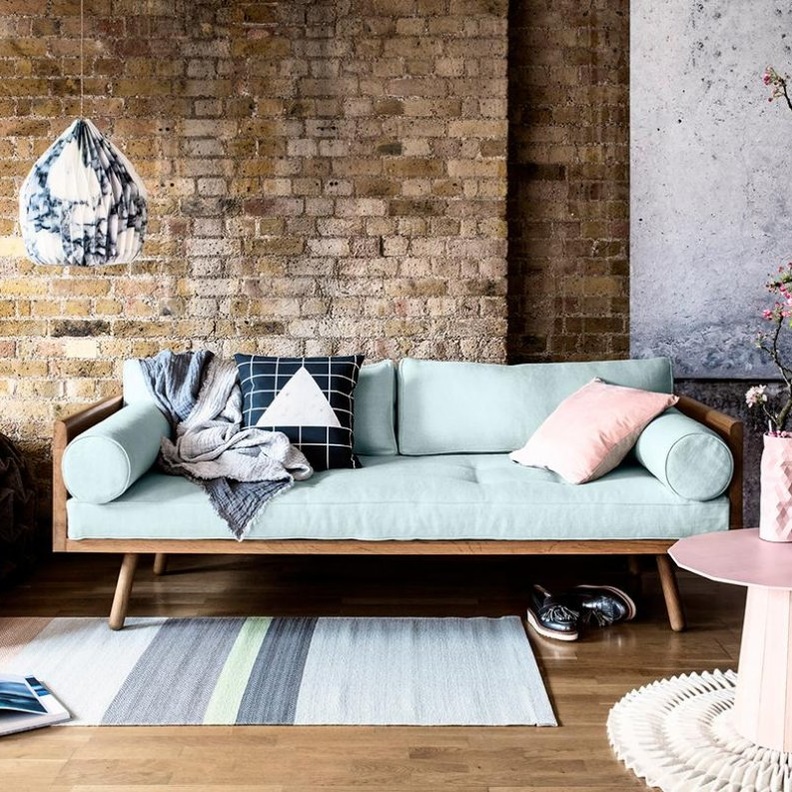 الجدران من الحجر الصرف لغرفة معيشة فريدة ومميزة