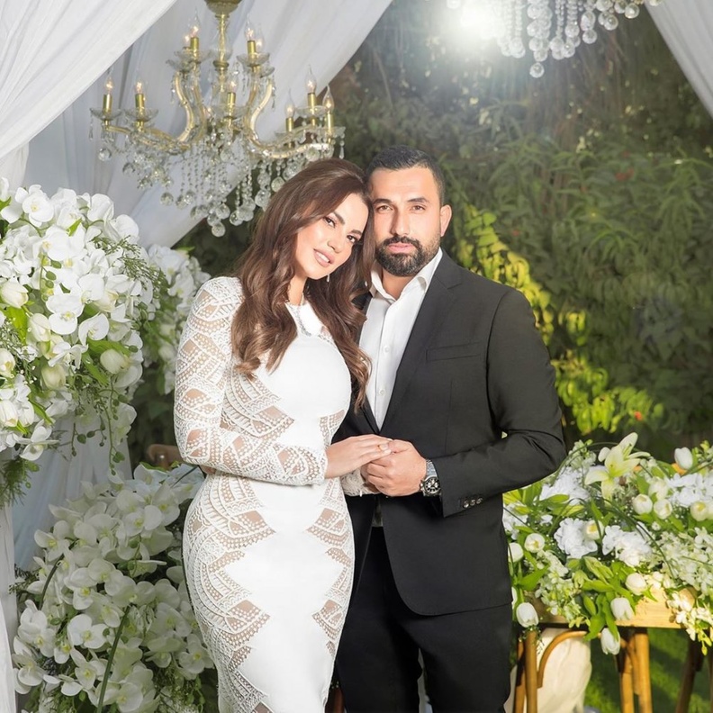  تألقت بفستان أبيض ضيق من توقيع المصمم اللبناني العالمي زهير مراد