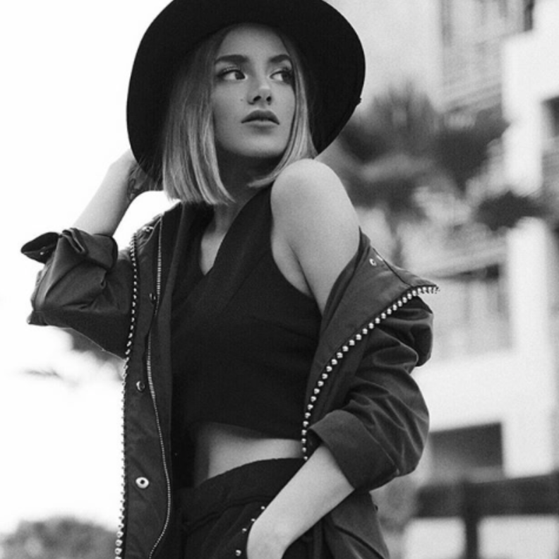 الكروب توب الشبابي نسّقته سينتيا مع جاكيت وسروال كاجوال وقبعة خريفية أنيقة