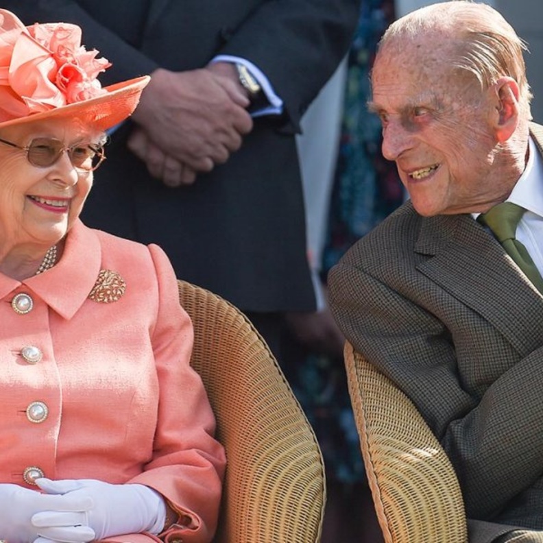 ملكة بريطانيا وزوجها يعودان معا إلى وندسور