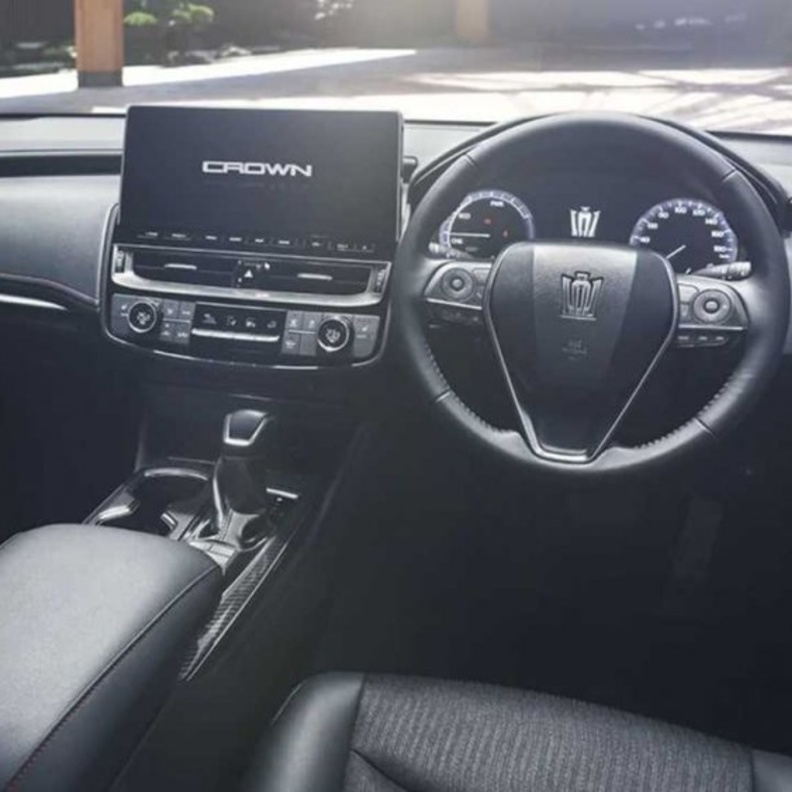 تويوتا ستطلق نسخ معدلة من سيارة Crown الفاخرة