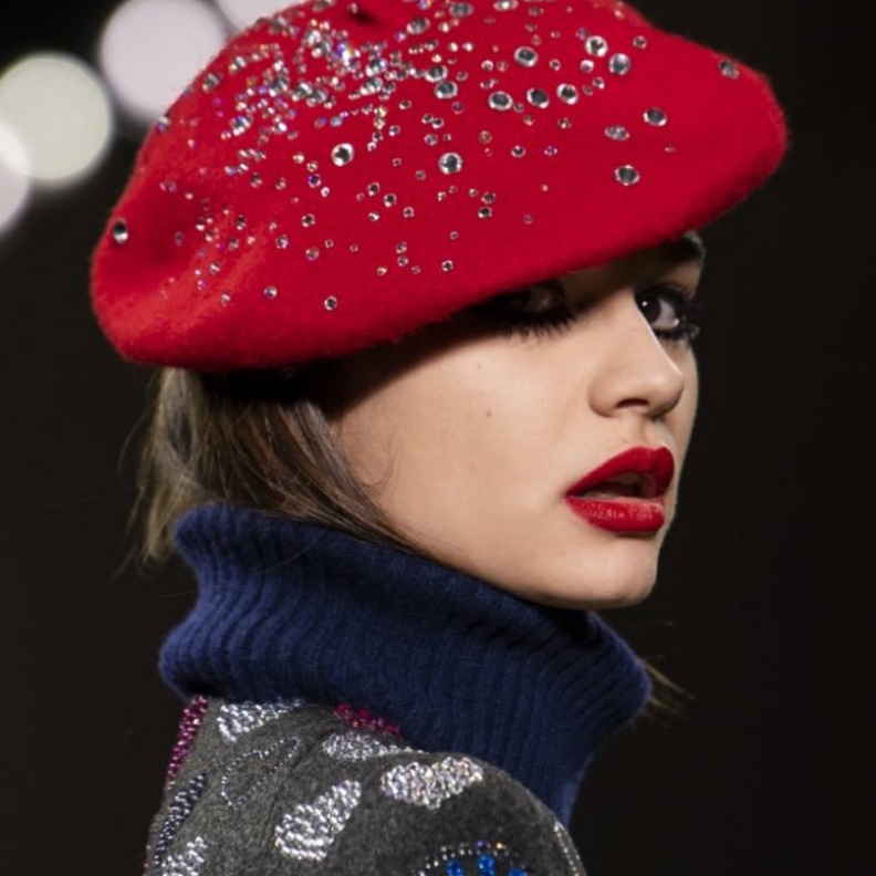  قبعات البيريه موضة 2021 باللون الاحمر من دار Libertine