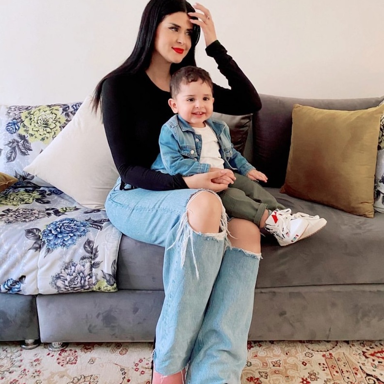 سلمى رشيد مع طفلها