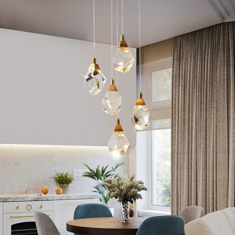 أجهزة إنارة رائعة فوق طاولة الطعام في المطبخ