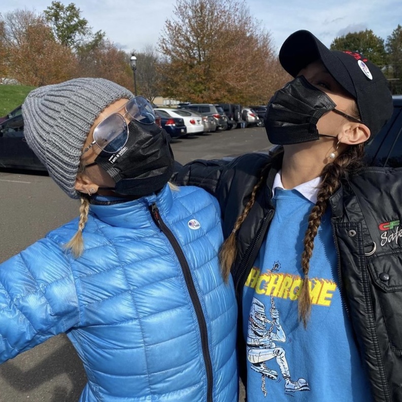 بيلا حديد تصطحب والدتها يولاندا لتصوت في الانتخابات الأمريكية لأول مرة