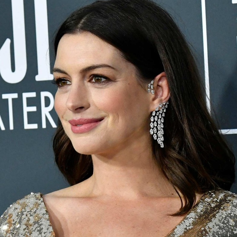 آن هاذاواي Anne Hathaway بمجوهرات ميسيكا