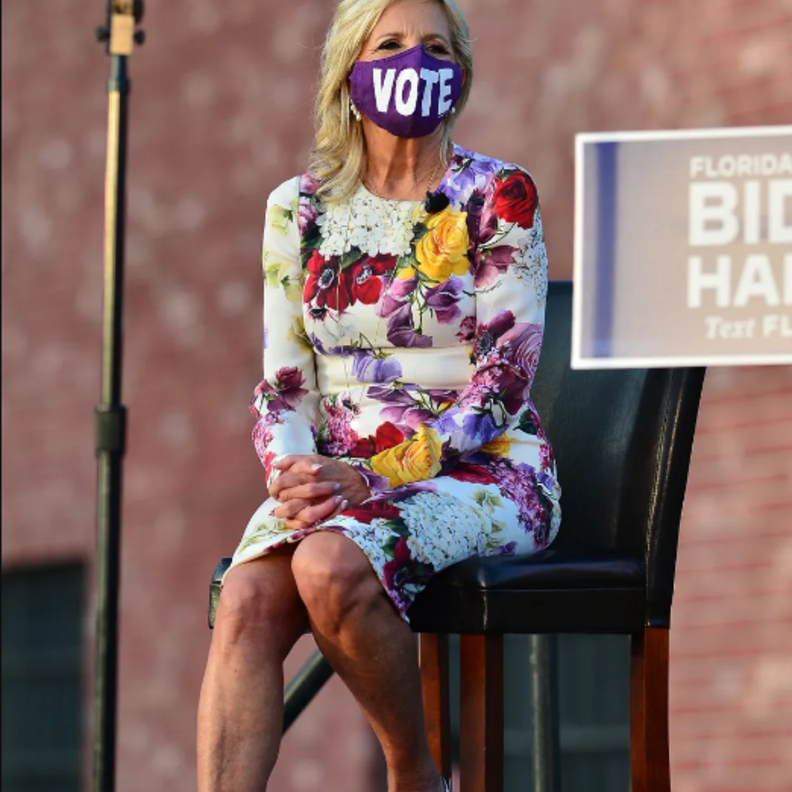 إطلالة بفستان بنقشة الورود الملونة