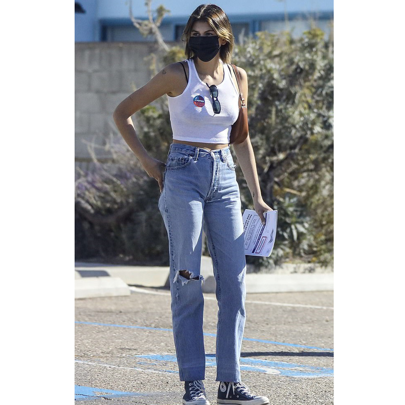 اطلالة كاجوال وشبابية للجميلة Kaia Gerber أثناء توجهها للتصويت