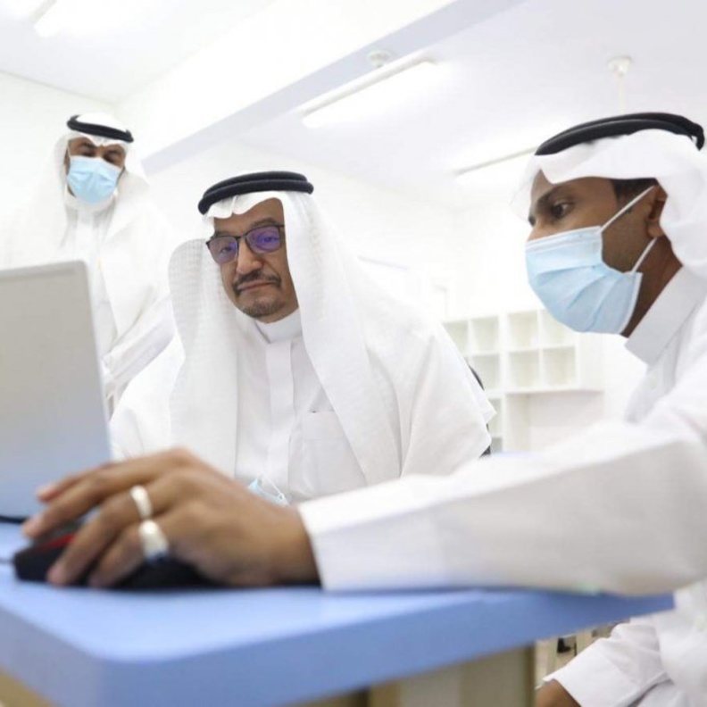 وزير التعليم السعودي يتابع منصة مدرستي