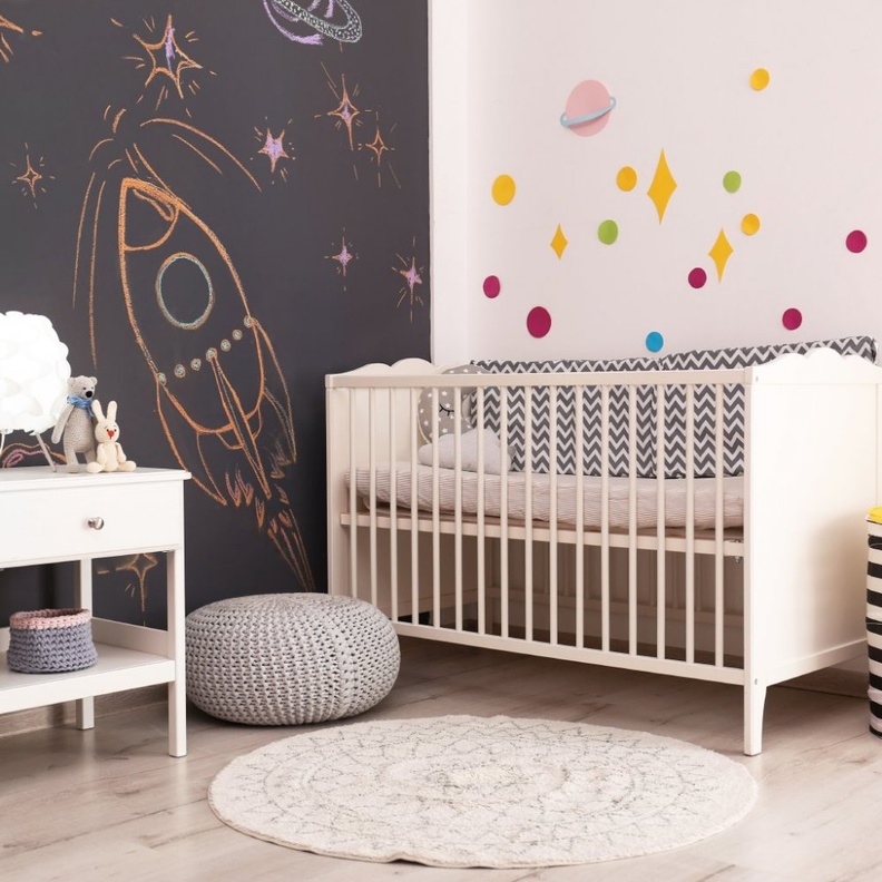  الألوان تضيف على ديكور غرفة الأطفال الرضع بلونها الأبيض لمسة من الحيوية