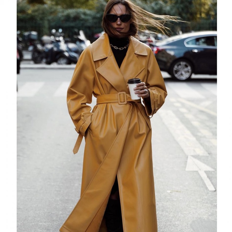 الوان خريفية دافئة من المعطف الجلد هذا الموسم