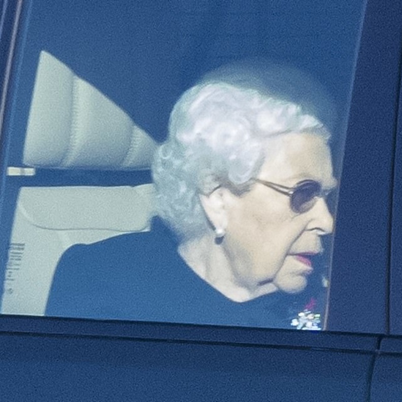 ملكة بريطانيا تظهر بملابس الحداد