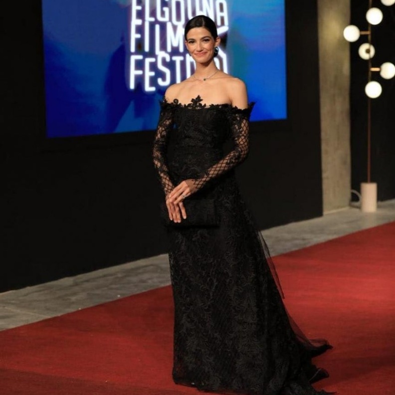 تارا عماد في فستان من الدانتيل باللون الأسود
