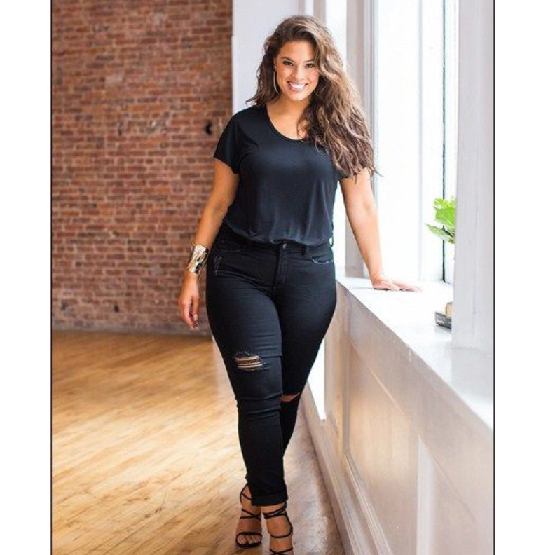 عارضة الأزياء اشلي غراهام متألقة بالسروال الجينز السكيني