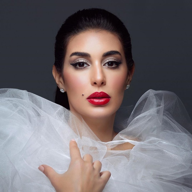 طريقة رسم الايلاينر العريض من وحي اطلالات ياسمين صبري الجمالية