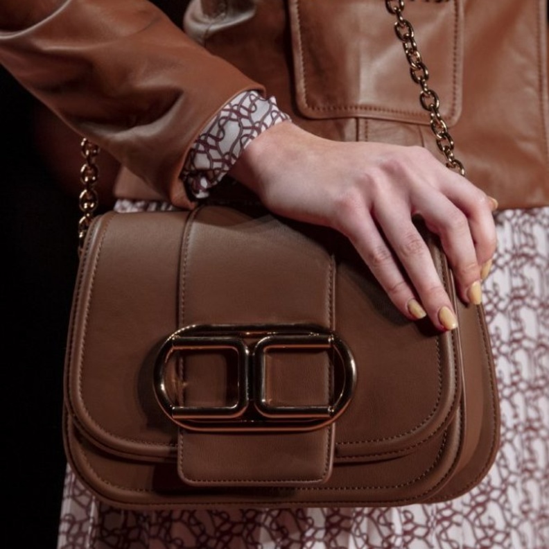 موضة اكسسوارات شتاء 2021 مع الحقائب البنية من Elisabetta Franchi