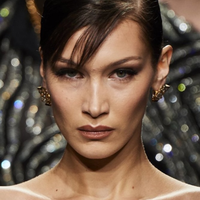  حيل بسيطة يمكن تطبيقها بالبلاشر البرونزي في شتاء 2021 من Versace