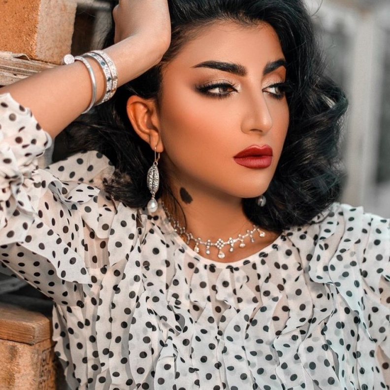 مكياج خليجي براق على طريقة بثينة الرئيسي