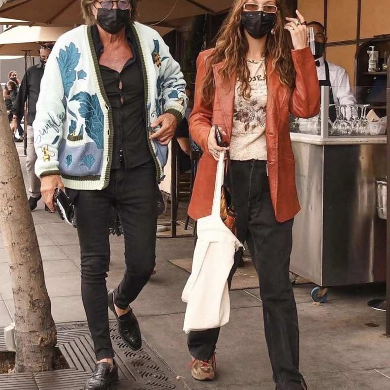 بيلا حديد تقضي يومها برفقة والدها بمناسبة عيد ميلاده