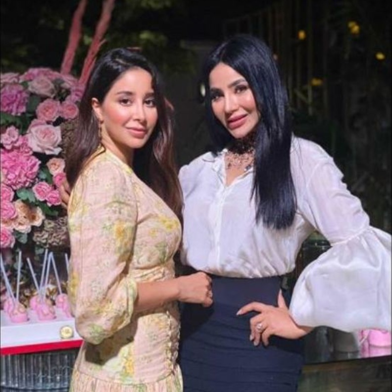  أسيل عمران بدت ساحرة بالفستان القصير بنقشة الورود