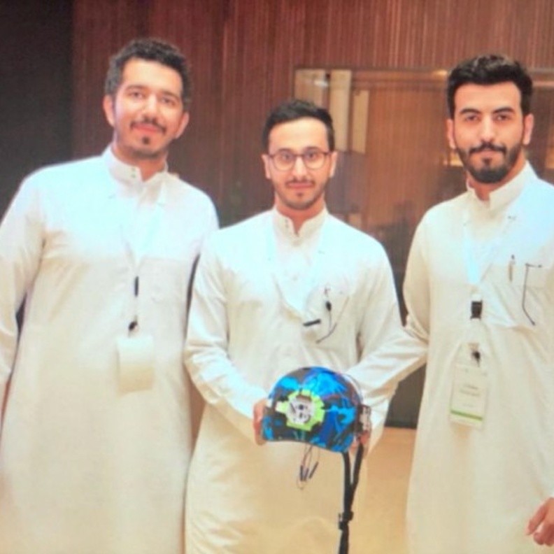  شباب سعوديون يخترعون خوذة ذكية تخدم مرضى الشلل التام