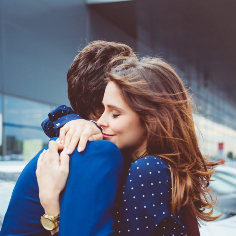 استقبليه وودعيه بشوق في المطار