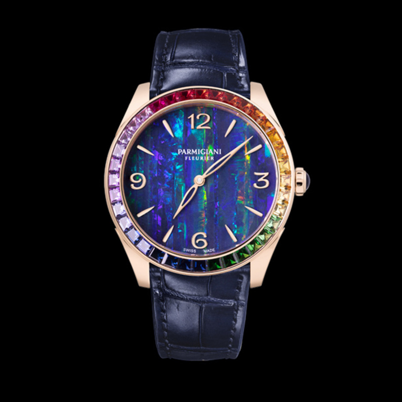 ساعات توندا تزين معصم المرأة الأنيقة