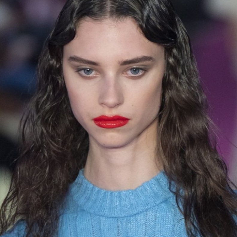 تسريحات شعر مبلل مع الخصل الكيرلي من MSGM