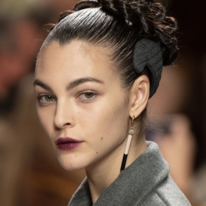 تسريحات شعر بدون غرة لسهرات الشتاء 2020