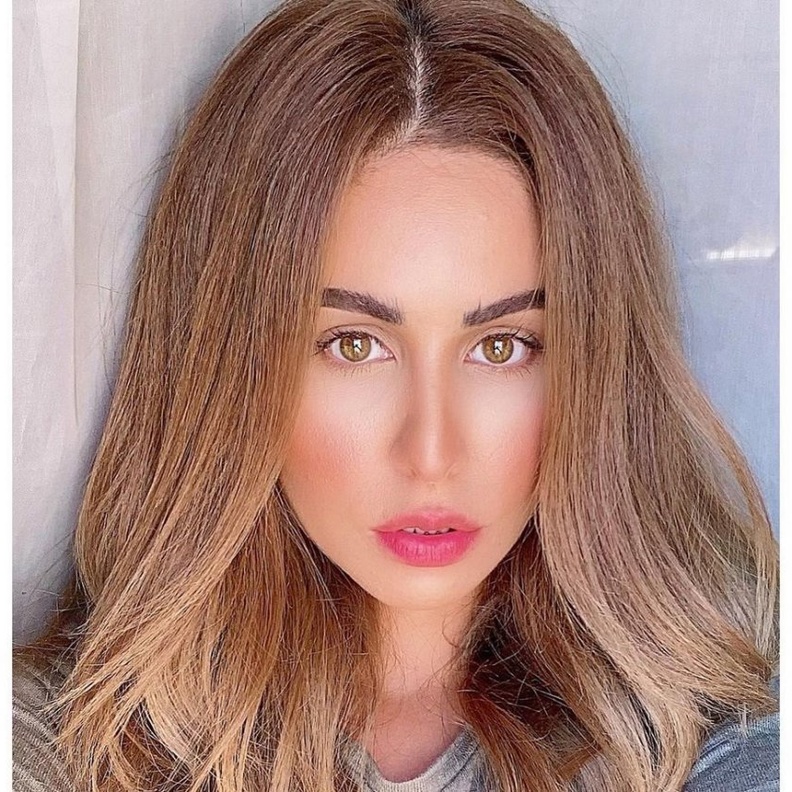 تسريحة الشعر المنسدل مع الغرة النصفية لمي سليم