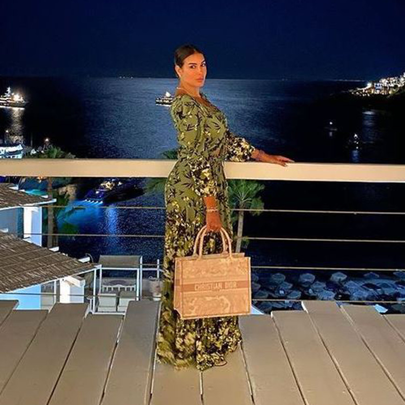 رافقتها بالعطلة الصيفية حقيبة Dior tote bag