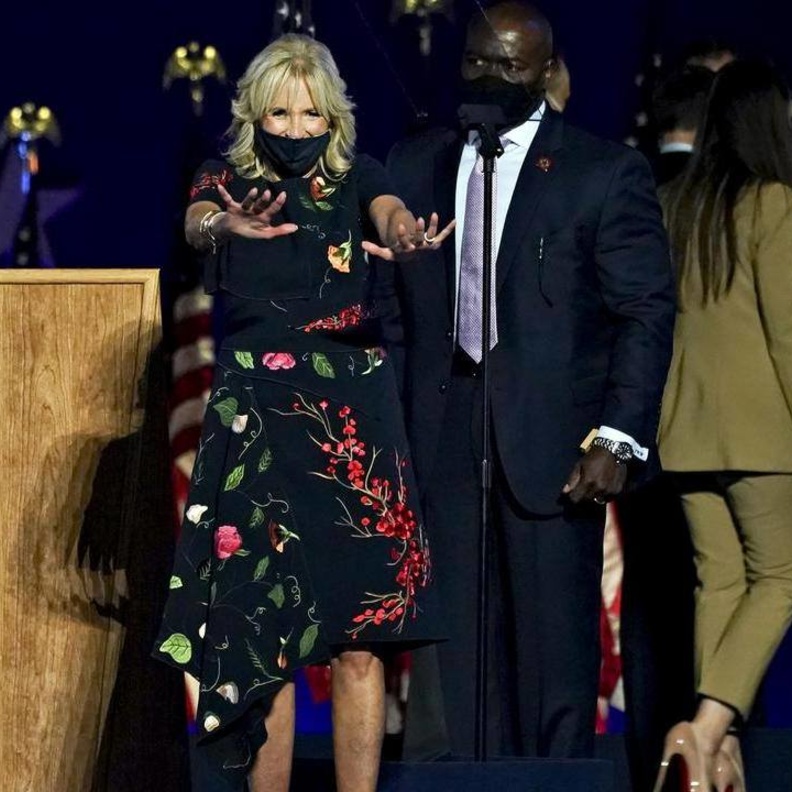 إختارت جيل بايدن في أول إطلالة كسيدة الولايات المتحدة الأولى فستاناً من Oscar de la Renta