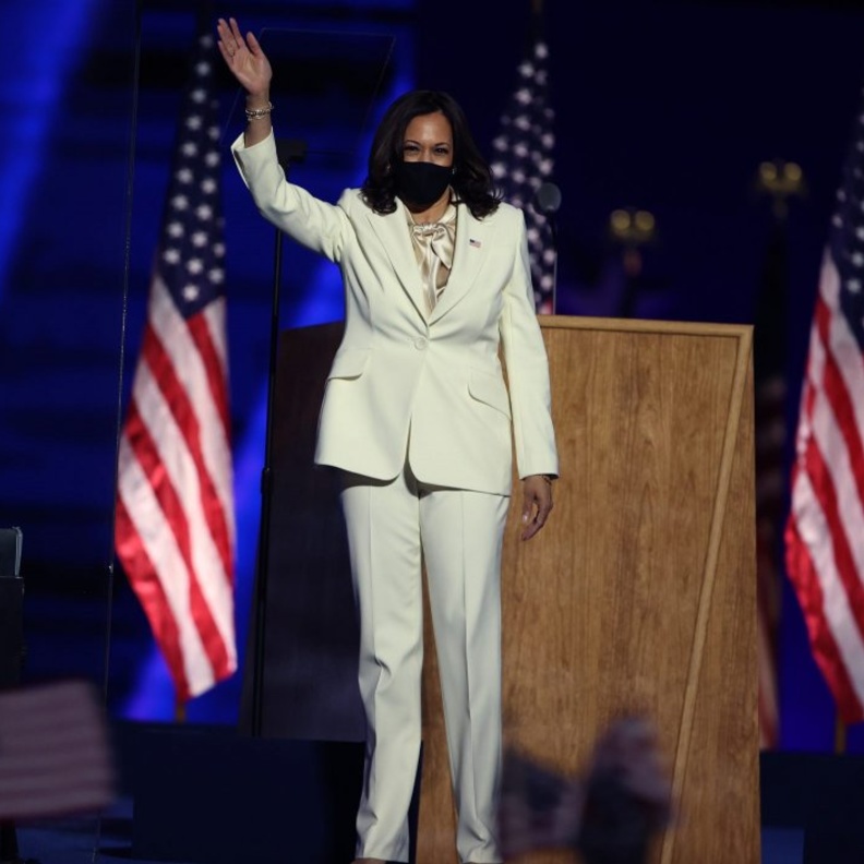 ابرز اطلالات كامالا هاريس أول امرأة تصبح نائبة الرئيس الأمريكي الجديد