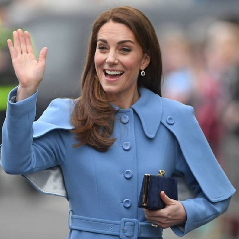 10 إطلالات لدوقة كامبريدج بلون البحر الساحر