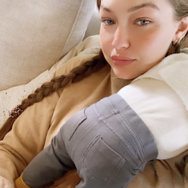 جيجي حديد تنشر صورة لطيفة جداً برفقة طفلتها الرضيعة